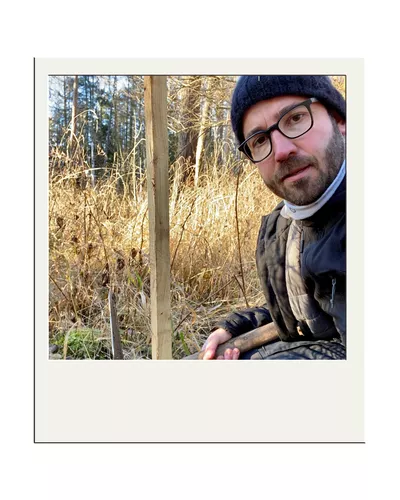 Thomas beim Bäume pflanzen 2022 Polaroid Bilder von Menschen die Bäume pflanzen