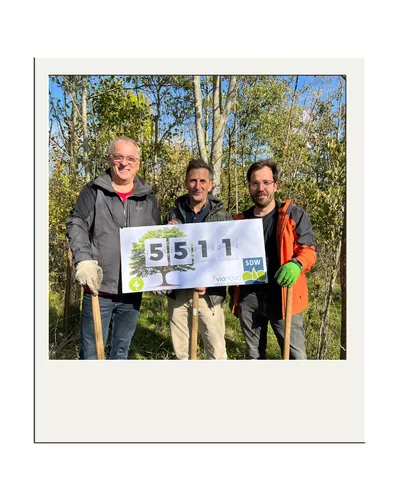 Gruppenbild Bäume pflanzen mit Horst, Stefan und Thomas Gruppenfoto von fleißigen Personen die Bäume pflanzen