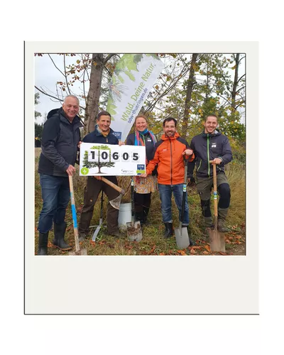 Gruppenbild mit SDW Baumpflanzaktion 2023 Gruppenfoto von fleißigen Personen die Bäume gepflanzt haben