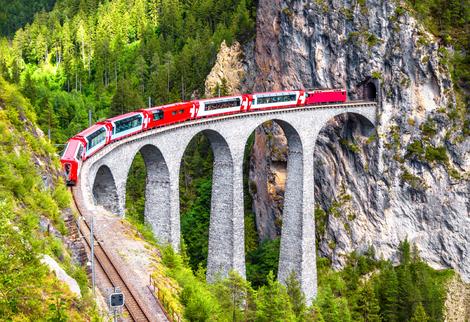 Glacier-Express auf dem Landwasser Viadukt