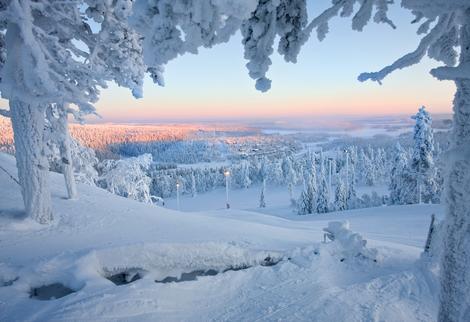 Skifahren im Sonnenuntergang bei Ruka