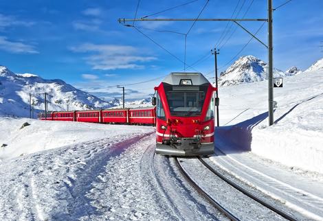 Zug in der Schweizer Winterlandschaft