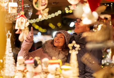 Paar auf dem Weihnachtsmarkt