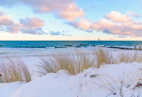 Schneebedeckte Dünen an der Ostsee