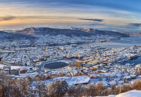 Sonnenuntergang über Bergen