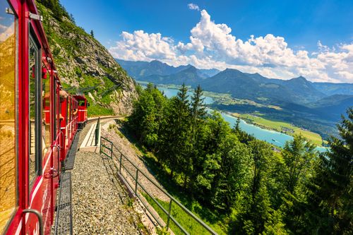 Österreichs Alpenwelt mit Viadukten, Seen und historischen Zügen