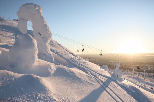 Schneezauber im lebhaften Winterdorf