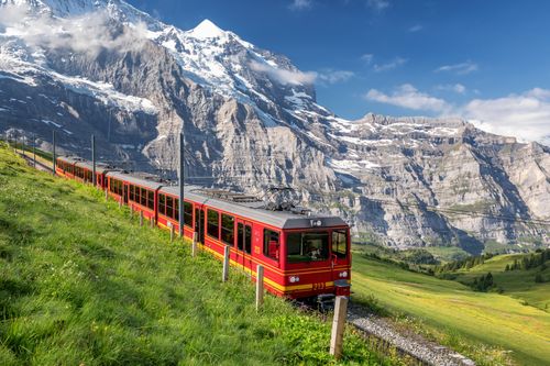 Mit Dampf durch die Schweizer Alpen