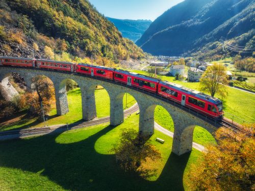 Alpenfrühling mit Bernina- und Glacier Express