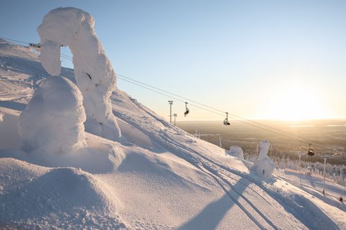 Schneezauber im lebhaften Winterdorf