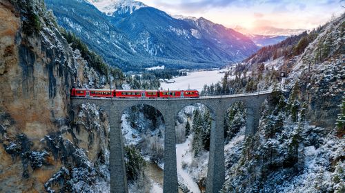 Schweizer Wintermärchen im Bernina- und Glacier-Express