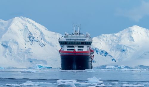 Postschiff und Fjorde im Winter
