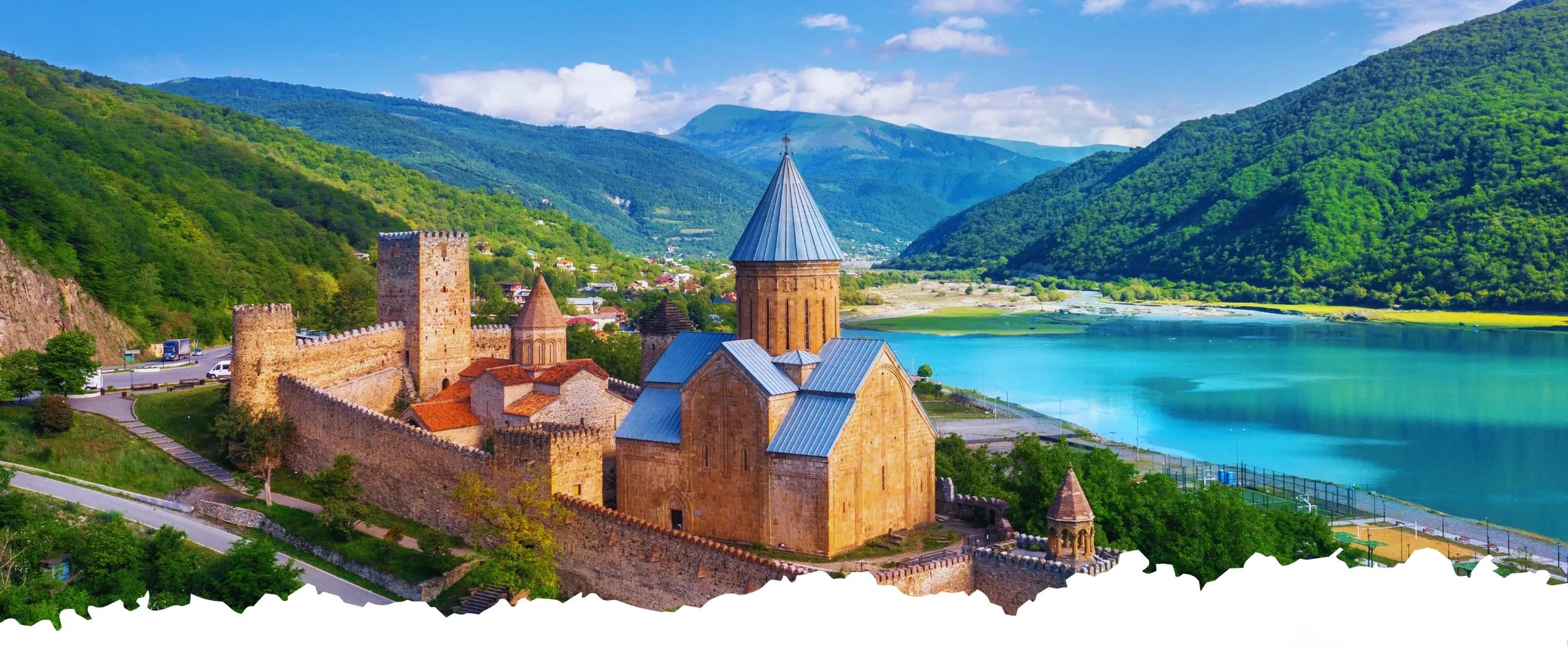 Blick auf Festung Kloster Ananuri in Georgien