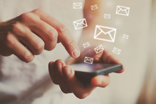 Hier ist ein Bild eines Smartphones zu sehen, beim Abruf eines E-Mail Newsletters